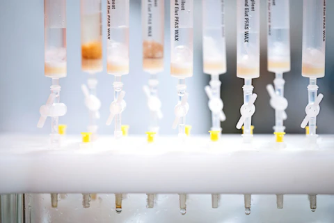 Próbki PFAS testowane w laboratorium.